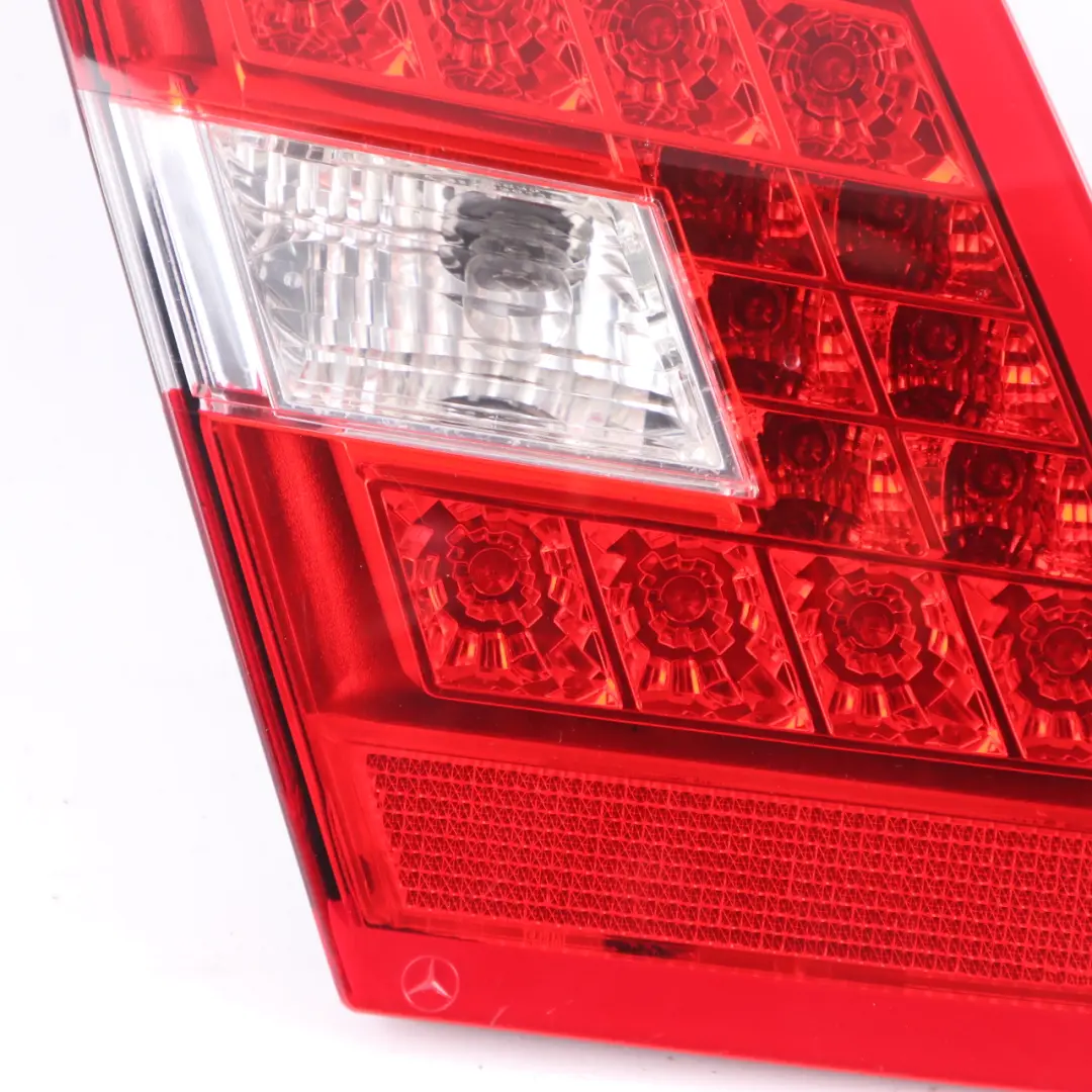 Lewa Lampa Lewy Tył Światło Klapy Bagażnika do Mercedes W212 Sedan o numerze A2128203164 Mercedes W212 Sedan Lewa Lampa Lewy Tył Światło Klapy Bagażnika - SKU A2128203164 - Numer Części A2128203164