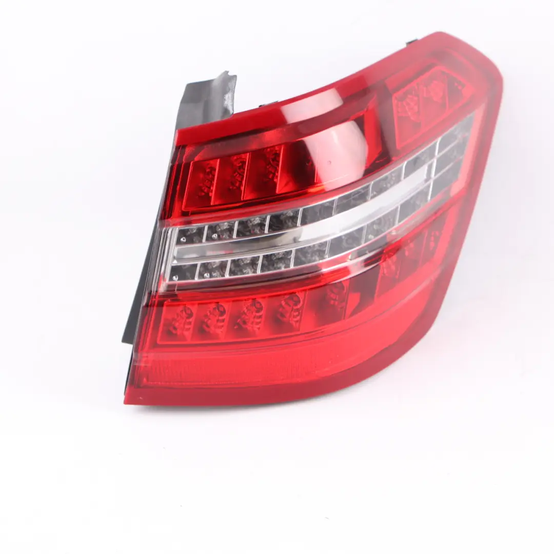 Lampa Prawy Tył Panelu Bocznego A2129066701 do Mercedes W212 o numerze A2128204064 Mercedes W212 Lampa Prawy Tył Panelu Bocznego A2129066701 - SKU A2128204064 - Numer Części A2128204064