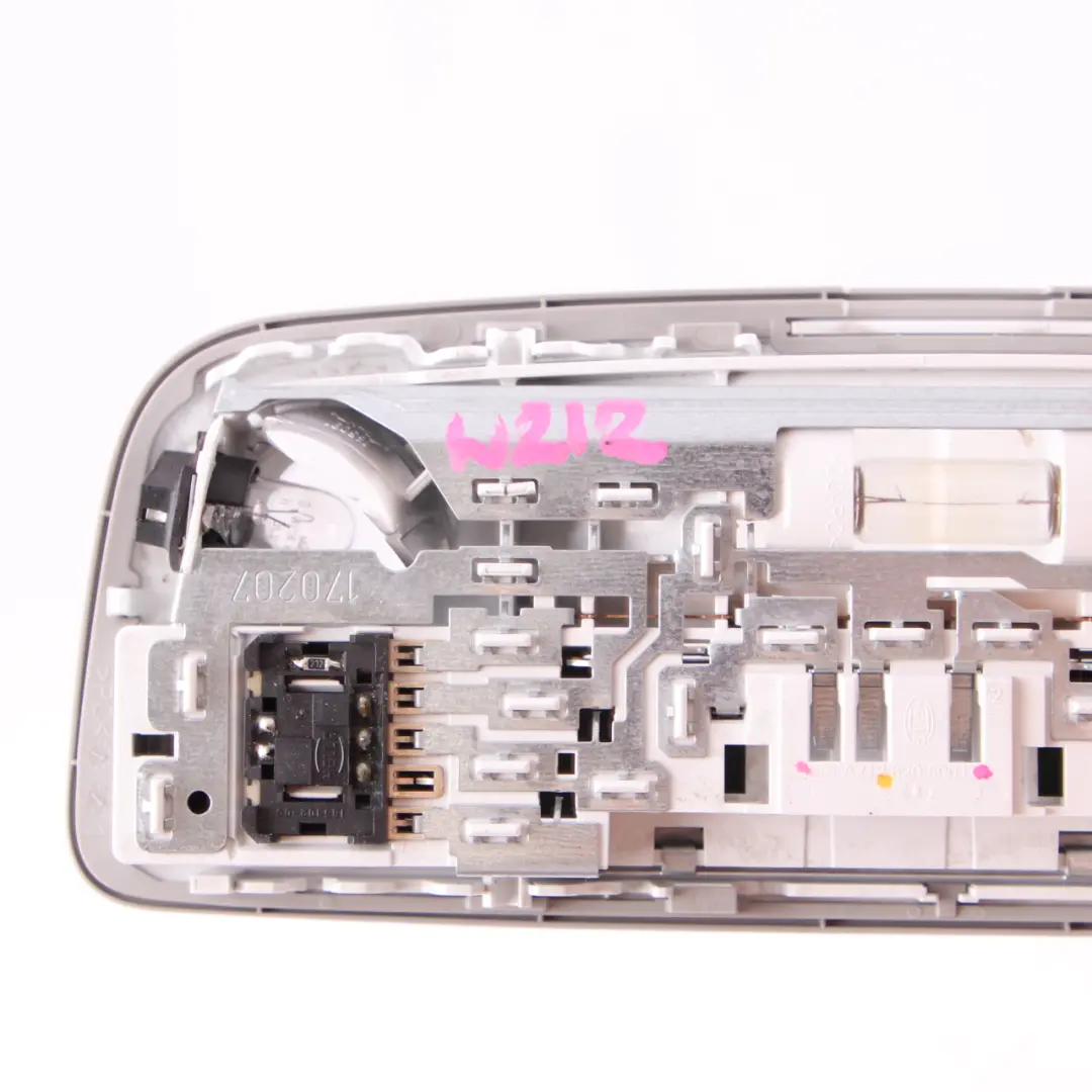 Lampe D'intérieur Arrière Toit Classe E pour Mercedes W212 à propos du numéro de pièce A2128205001 Mercedes W212 Lampe D'intérieur Arrière Toit Classe E - SKU A2128205001 - Numéro de pièce A2128205001