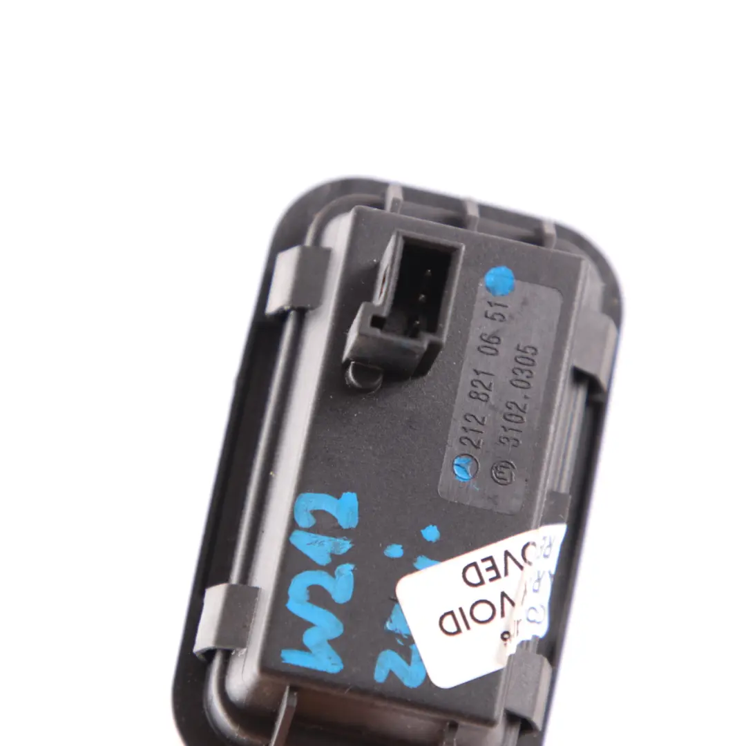 Interruptor Botón de Control Tailgate Trunk Lid para Mercedes W212 con número de pieza A2128210651 Mercedes W212 Interruptor Botón de Control Tailgate Trunk Lid - SKU A2128210651 - Número de pieza A2128210651