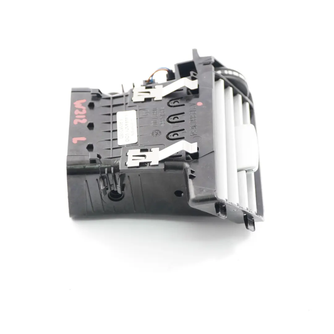 Bocchetta d'Aria Griglia Pannello Rivestimento Cruscotto Sinistro per Mercedes W212 con numero di parte A2128302654 Mercedes W212 Bocchetta d'Aria Griglia Pannello Rivestimento Cruscotto Sinistro - SKU A2128302654 - Numero di parte A2128302654