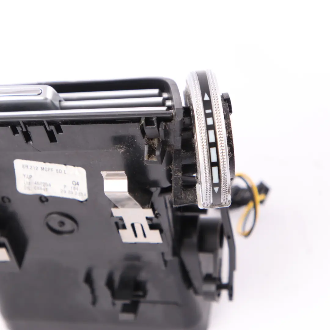 Bocchetta d'aria Mercedes W212 Griglia del pannello sinistro per con numero di parte A2128303354 Bocchetta d'aria Mercedes W212 Griglia del pannello sinistro - SKU A2128303354 - Numero di parte A2128303354