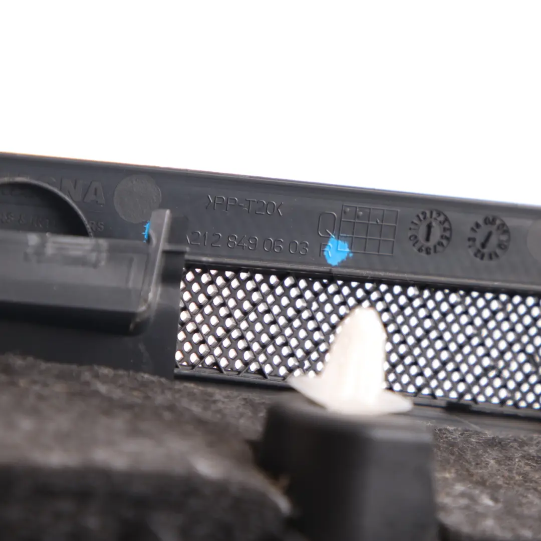 Kofferraumverkleidung Hinten Rechts Cover Panel Schwarz für Mercedes S212 W212 mit Teilenummer A2128490603 Mercedes S212 W212 Kofferraumverkleidung Hinten Rechts Cover Panel Schwarz - SKU A2128490603 - Teilenummer A2128490603