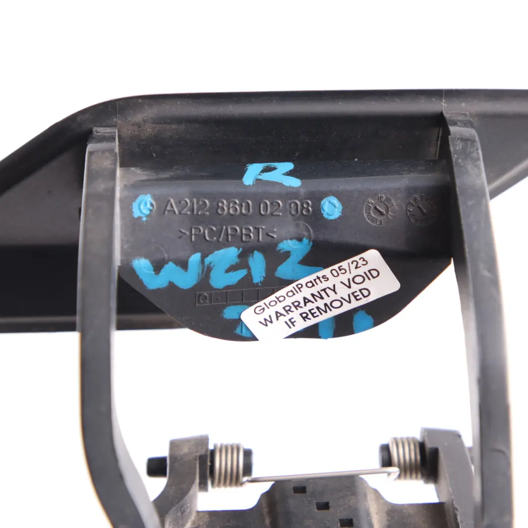 Coperchio Rondella Luce Anteriore Destra Nero Ossidiana 197 per Mercedes W212 con numero di parte A2128600208 Mercedes W212 Coperchio Rondella Luce Anteriore Destra Nero Ossidiana 197 - SKU A2128600208-OB - Numero di parte A2128600208