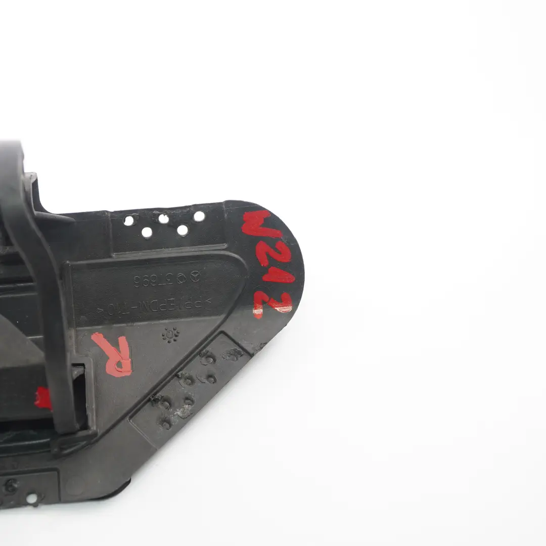 Parachoques Delantero Tapa Lavafaros Derecha Negro para Mercedes W212 con número de pieza A2128600208 Mercedes W212 Parachoques Delantero Tapa Lavafaros Derecha Negro - SKU A2128600208 - Número de pieza A2128600208