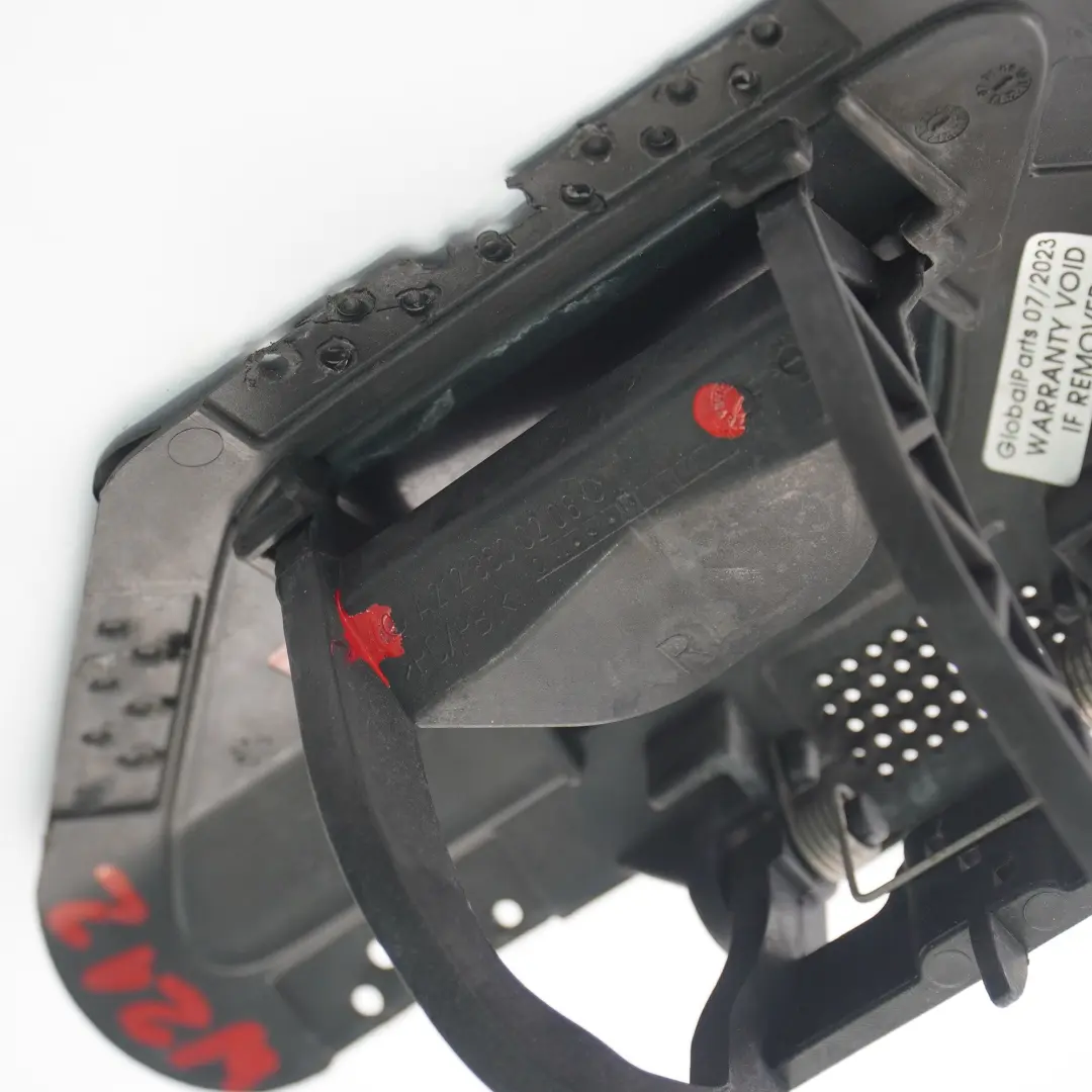 Paraurti anteriore Coperchio lavafari destro Nero per Mercedes W212 con numero di parte A2128600208 Mercedes W212 Paraurti anteriore Coperchio lavafari destro Nero - SKU A2128600208 - Numero di parte A2128600208