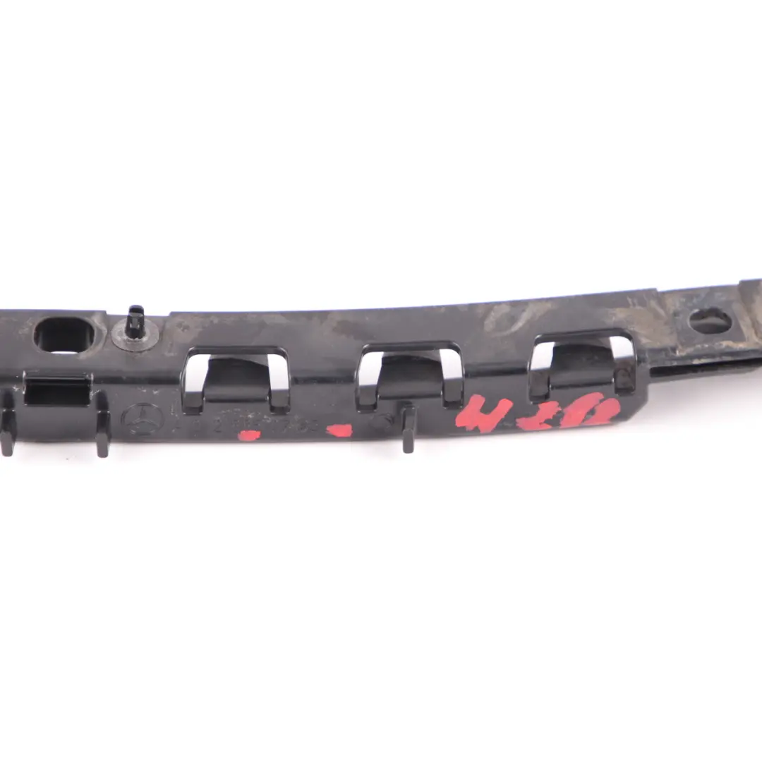 Staffa supporto paraurti posteriore sinistra montaggio guida Trim per Mercedes W212 con numero di parte A2128850763 Mercedes W212 Staffa supporto paraurti posteriore sinistra montaggio guida Trim - SKU A2128850763 - Numero di parte A2128850763