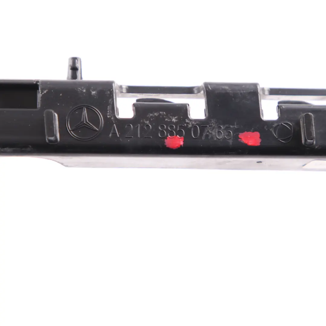 Staffa supporto paraurti posteriore sinistra montaggio guida Trim per Mercedes W212 con numero di parte A2128850763 Mercedes W212 Staffa supporto paraurti posteriore sinistra montaggio guida Trim - SKU A2128850763 - Numero di parte A2128850763