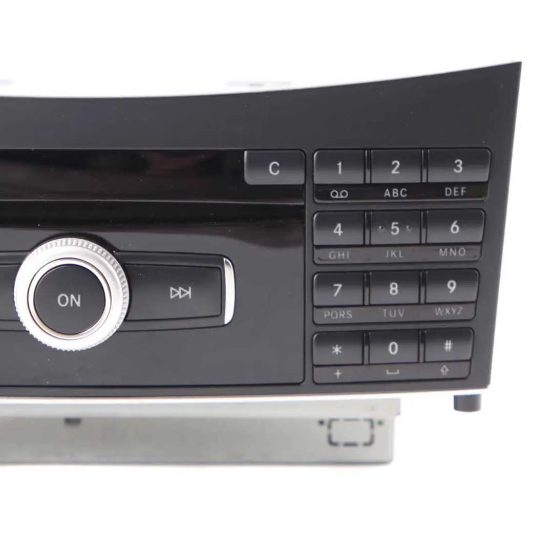 COMAND Radio Head Navi CD DVD Player Navigation do Mercedes W212 o numerze A2129003708 Mercedes W212 COMAND Radio Head Navi CD DVD Player Navigation - SKU A2129003708 - Numer Części A2129003708