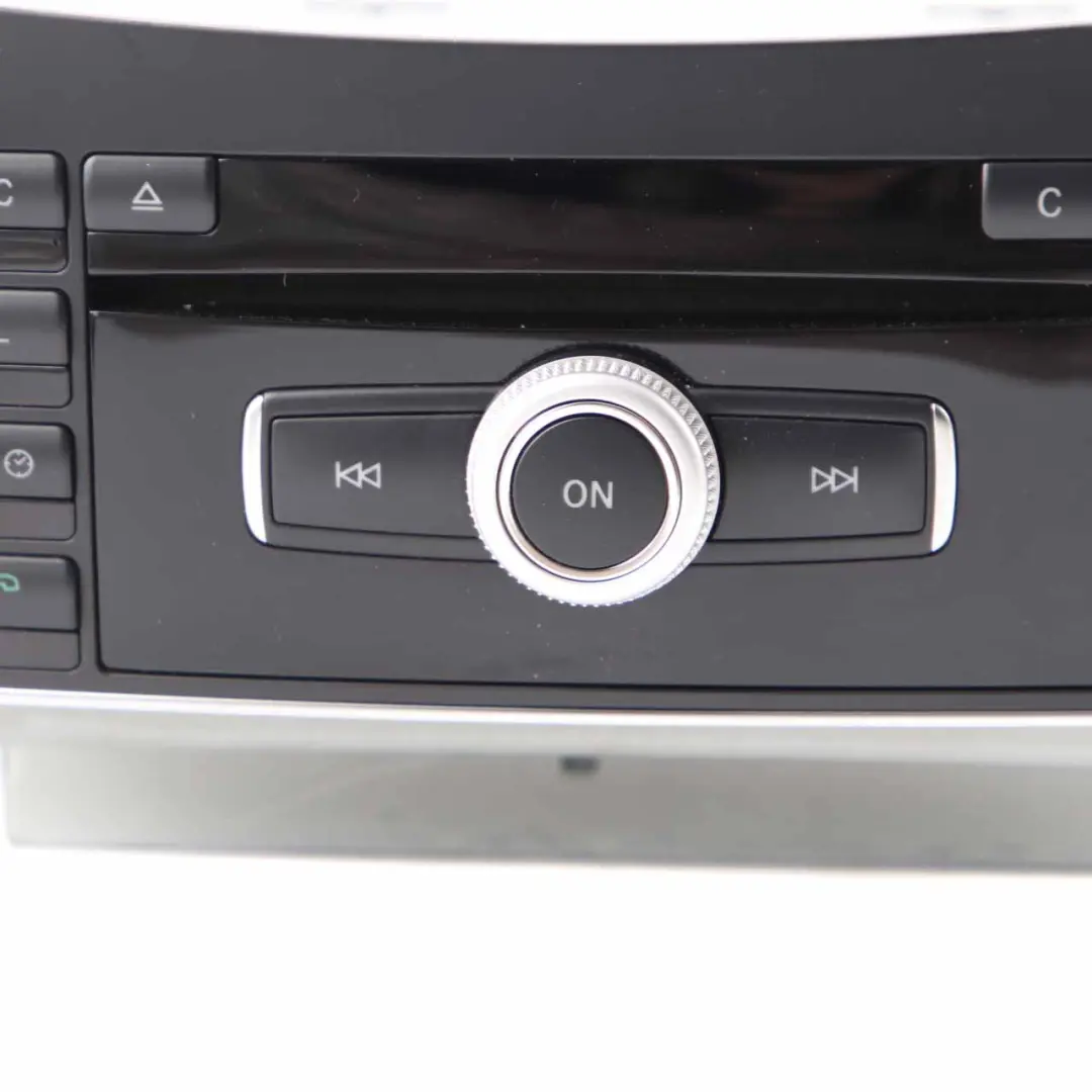 COMAND Radio Head Navi CD DVD Player Navigation do Mercedes W212 o numerze A2129003708 Mercedes W212 COMAND Radio Head Navi CD DVD Player Navigation - SKU A2129003708 - Numer Części A2129003708