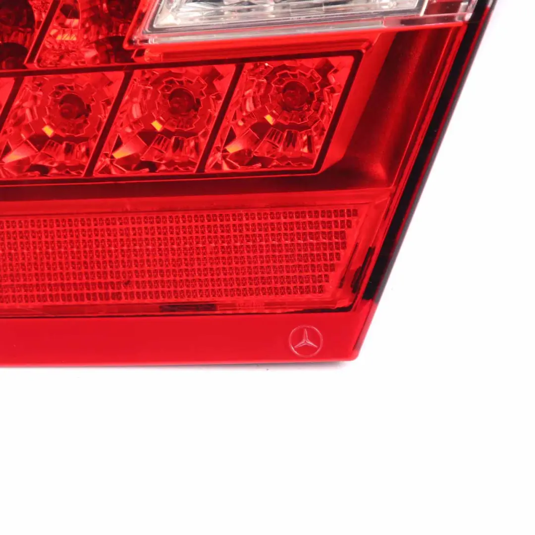 Lampada Posteriore Mercedes W212 Berlina Destra Coperchio Baule Portellone Boot per con numero di parte A2129060258 Lampada Posteriore Mercedes W212 Berlina Destra Coperchio Baule Portellone Boot - SKU A2129060258 - Numero di parte A2129060258