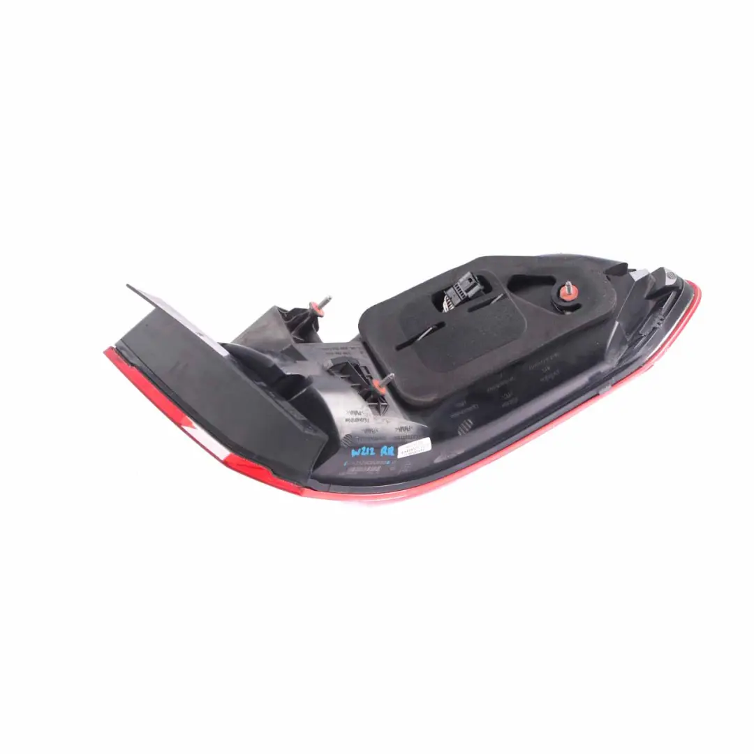 Mercedes W212 Berlina Piloto trasero Derecho Piloto trasero Panel lateral - SKU A2129060658 - Número de pieza A2129060658