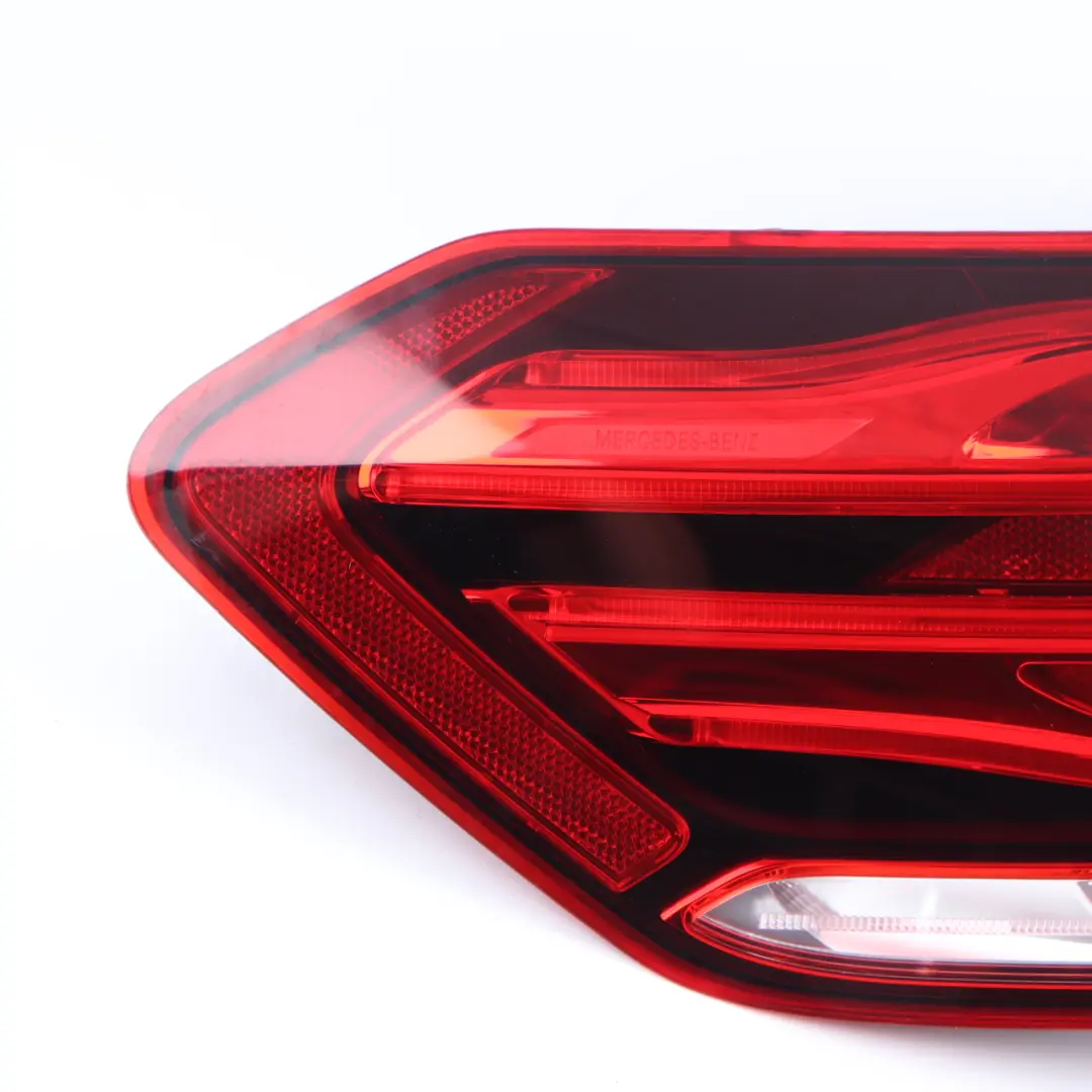 Luz Panel Lateral Trasero Izquierdo para Mercedes W212 con número de pieza A2129060703 Mercedes W212 Luz Panel Lateral Trasero Izquierdo - SKU A2129060703 - Número de pieza A2129060703