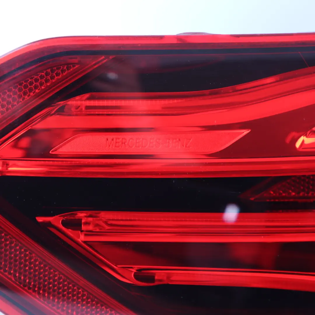 Luz Panel Lateral Trasero Izquierdo para Mercedes W212 con número de pieza A2129060703 Mercedes W212 Luz Panel Lateral Trasero Izquierdo - SKU A2129060703 - Número de pieza A2129060703