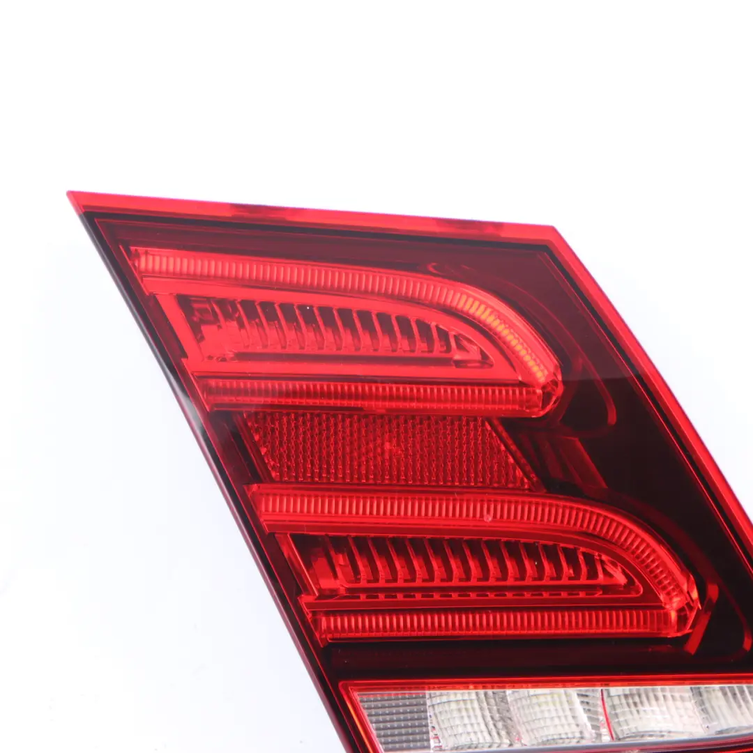 Lampe arrière du couvercle de coffre gauche pour Mercedes W212 à propos du numéro de pièce A2129060903 Mercedes W212 Lampe arrière du couvercle de coffre gauche - SKU A2129060903 - Numéro de pièce A2129060903