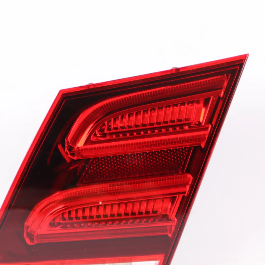 Lampa W Klapę Tylna Prawa Tył Prawy do Mercedes W212 o numerze A2129061003 Mercedes W212 Lampa W Klapę Tylna Prawa Tył Prawy - SKU A2129061003 - Numer Części A2129061003