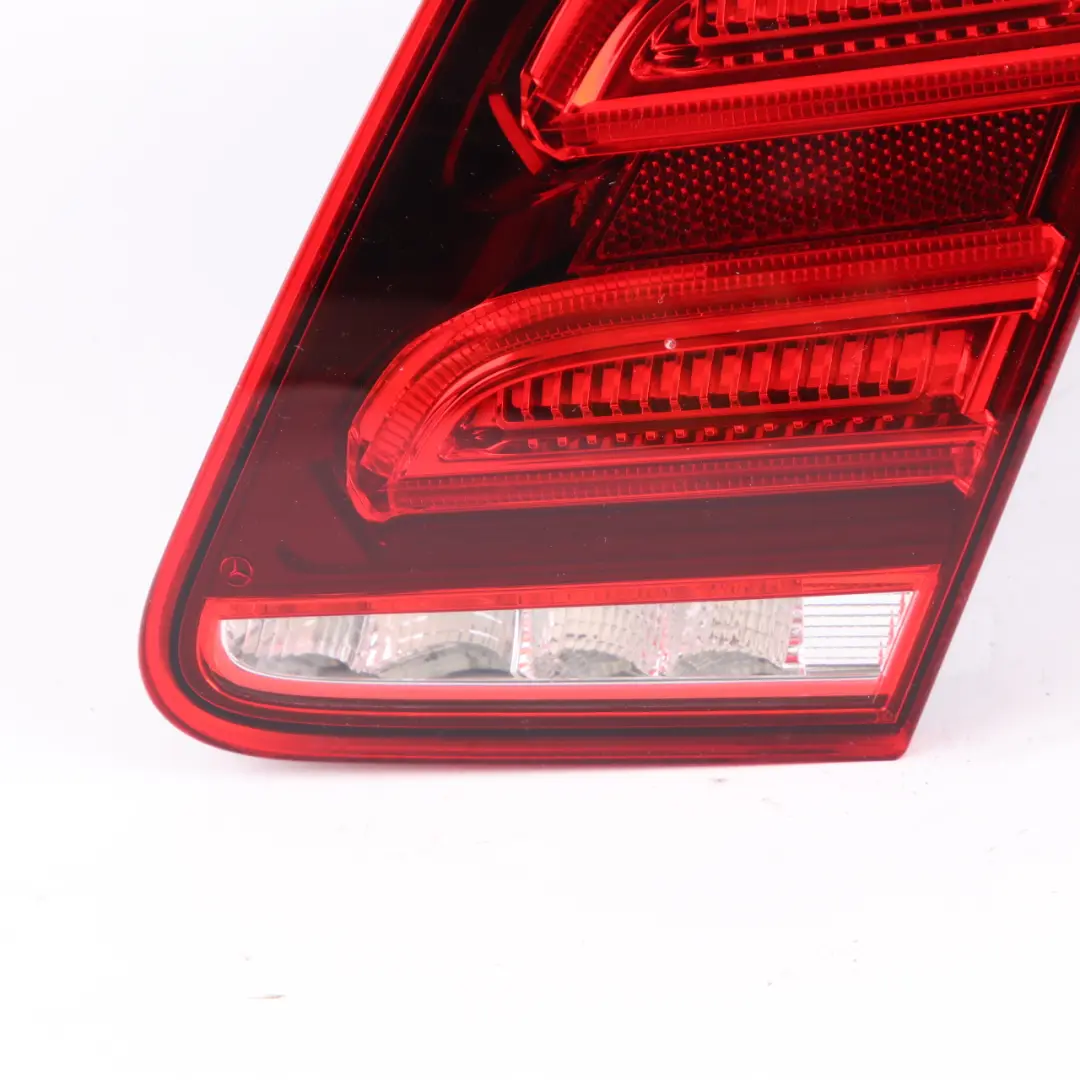 Lampa W Klapę Tylna Prawa Tył Prawy do Mercedes W212 o numerze A2129061003 Mercedes W212 Lampa W Klapę Tylna Prawa Tył Prawy - SKU A2129061003 - Numer Części A2129061003