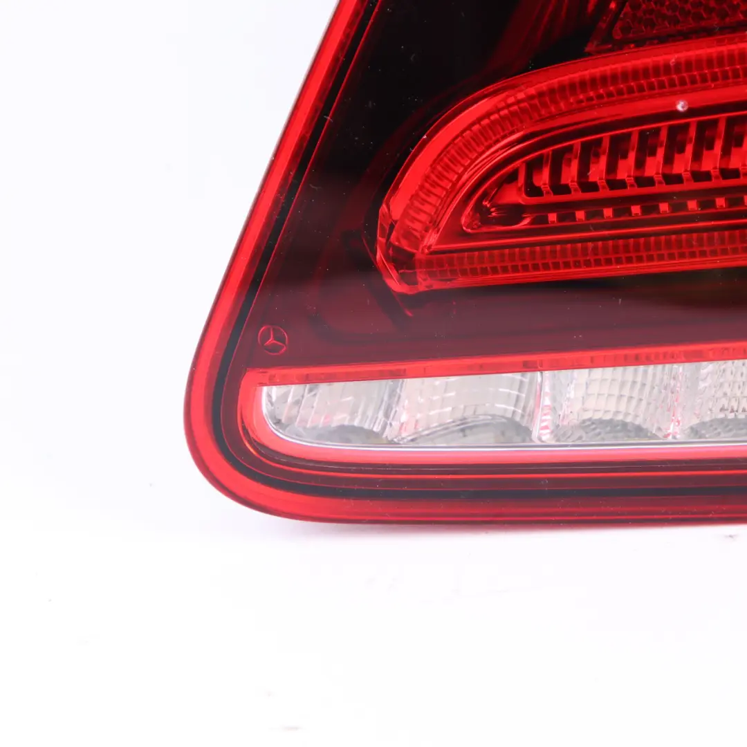 Kofferraumdeckel Rückleuchte Rechts für Mercedes W212 mit Teilenummer A2129061003 Mercedes W212 Kofferraumdeckel Rückleuchte Rechts - SKU A2129061003 - Teilenummer A2129061003