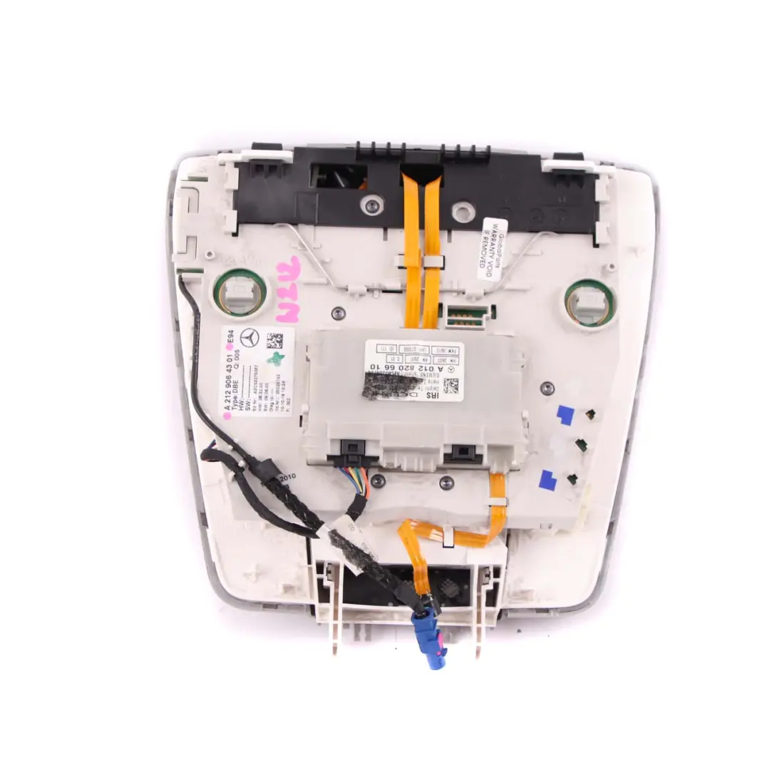 Lampka Kabiny Podsufitki Przód Szara do Mercedes W212 o numerze A2129064301 Mercedes W212 Lampka Kabiny Podsufitki Przód Szara - SKU A2129064301 - Numer Części A2129064301