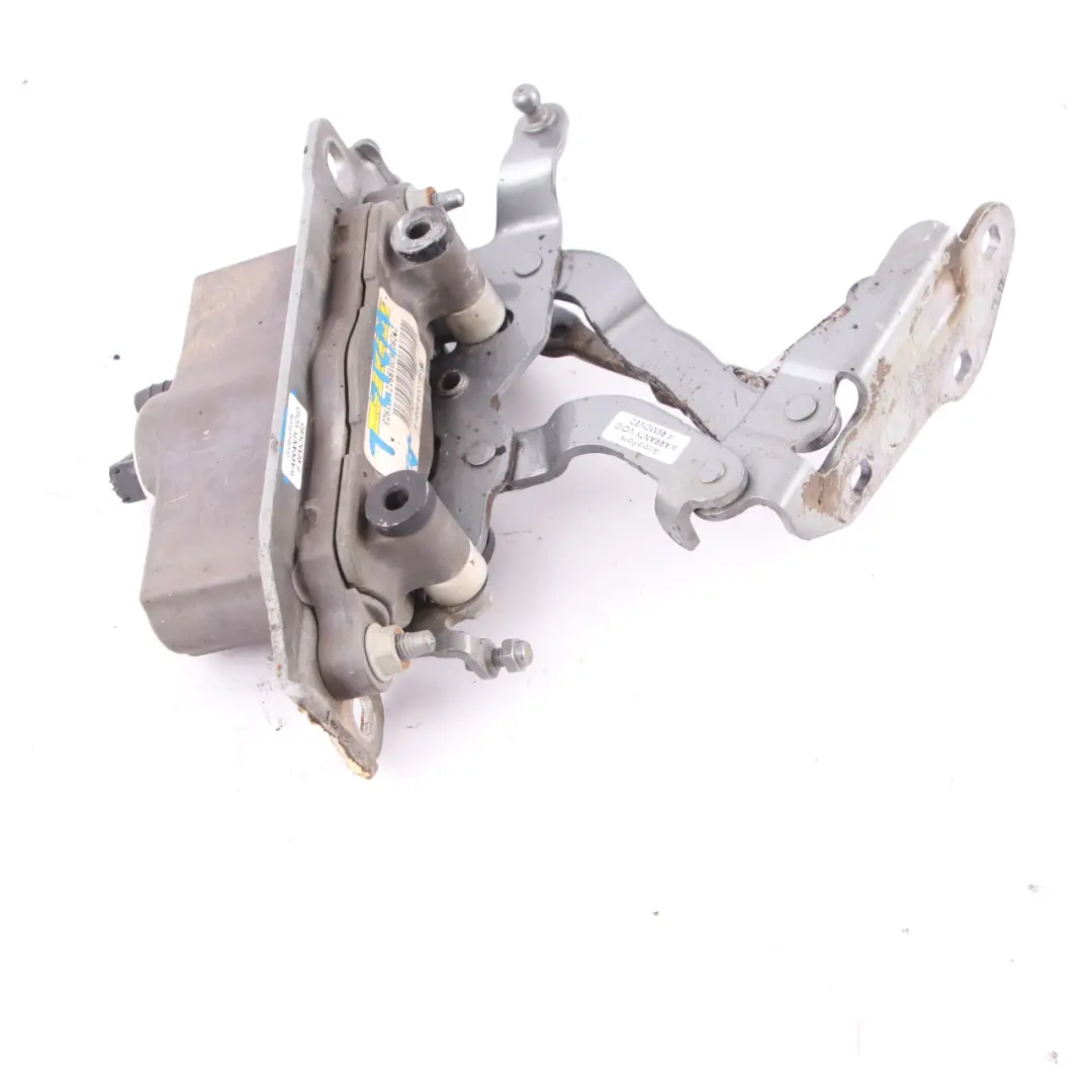 Zawias Maski Aktywny Lewy Srebrny Metalik - 792 do Mercedes W204 W212 o numerze A2129066201 Mercedes W204 W212 Zawias Maski Aktywny Lewy Srebrny Metalik - 792 - SKU A2129066201-PAL - Numer Części A2129066201