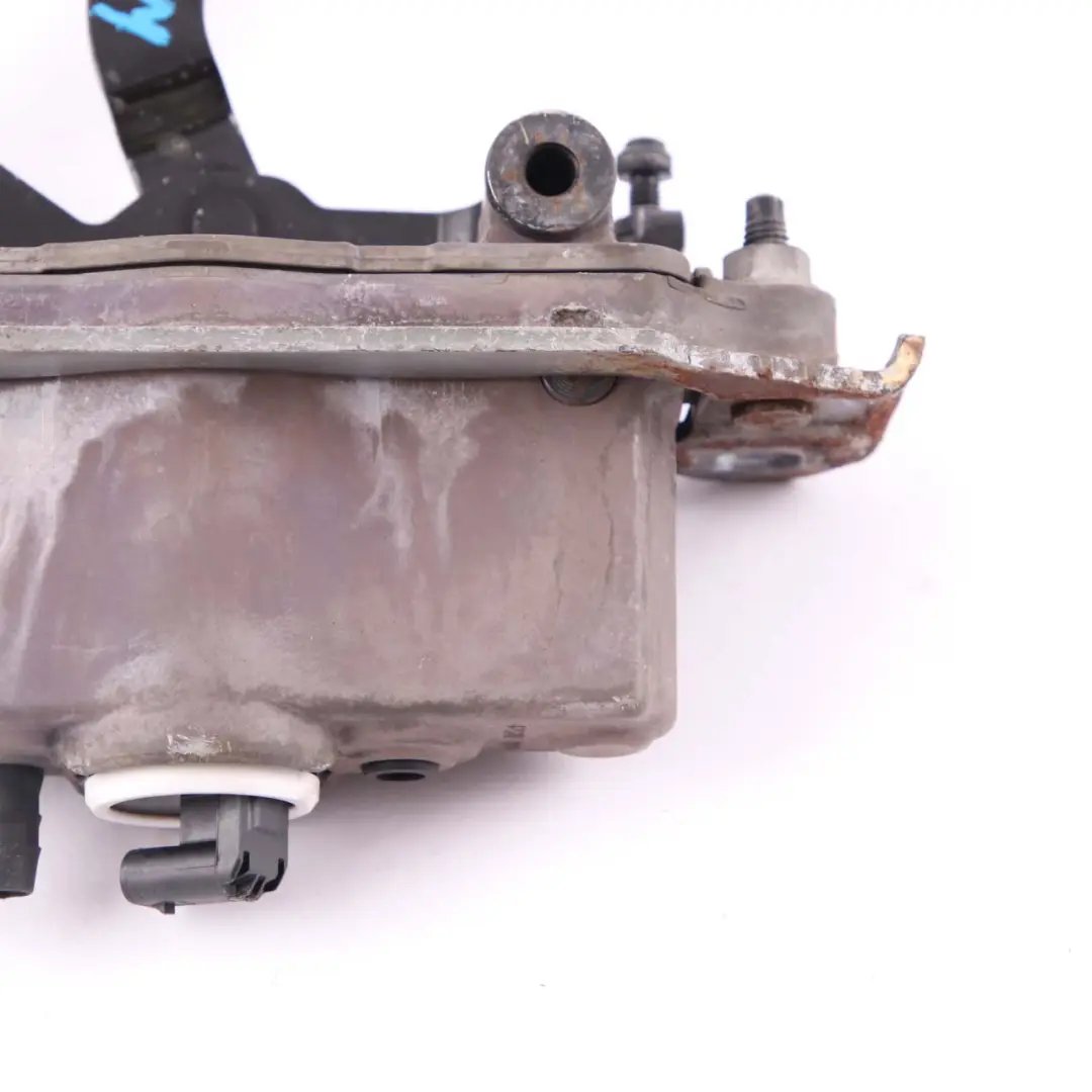 Zawias Maski Nabój Pirotechniczny Lewy Przedni do Mercedes W204 W212 o numerze A2129066201 Mercedes W204 W212 Zawias Maski Nabój Pirotechniczny Lewy Przedni - SKU A2129066201 - Numer Części A2129066201