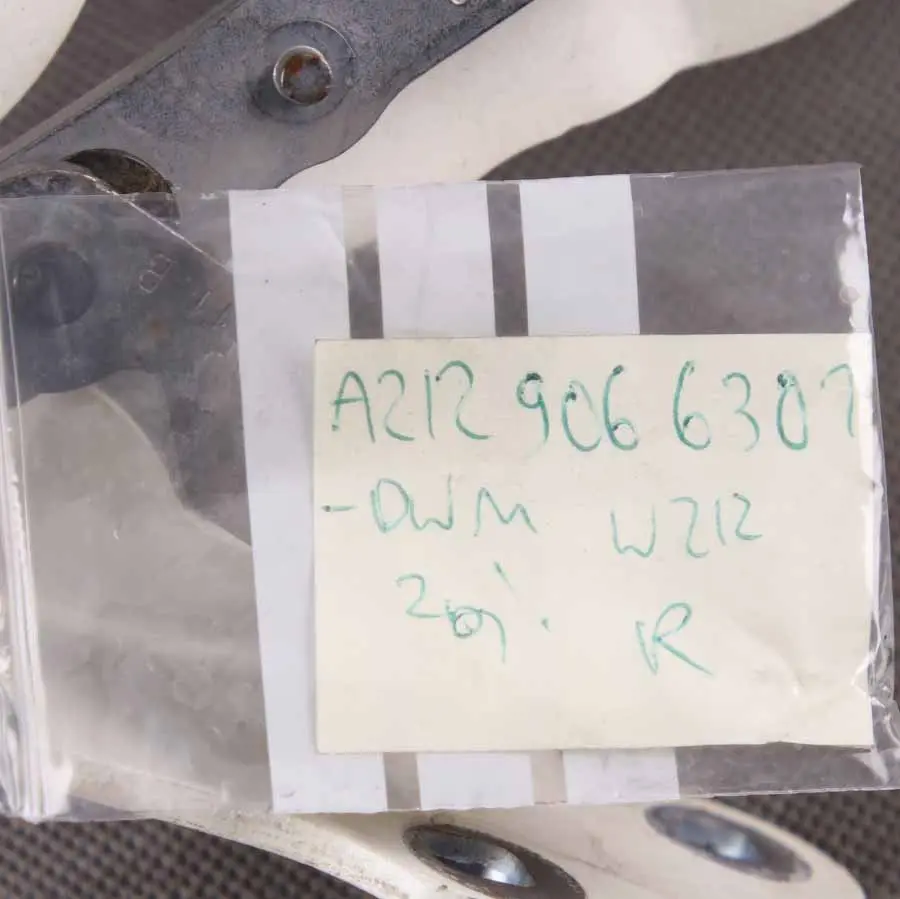 Charnière Capot Mercedes W204 W212 Droite Capot Protection Piéton Diamant Blanc pour à propos du numéro de pièce A2129066301 Charnière Capot Mercedes W204 W212 Droite Capot Protection Piéton Diamant Blanc - SKU A2129066301-DWM - Numéro de pièce A2129066301