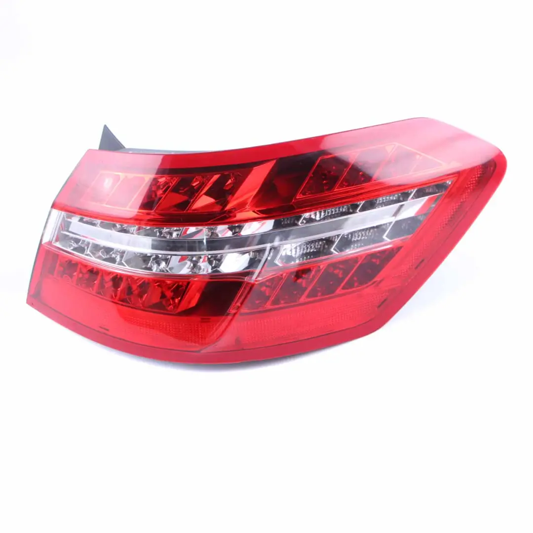 Piloto trasero Mercedes W212 Berli Luz trasera derecha Panel lateral para con número de pieza A2129066901 Piloto trasero Mercedes W212 Berli Luz trasera derecha Panel lateral - SKU A2129066901 - Número de pieza A2129066901