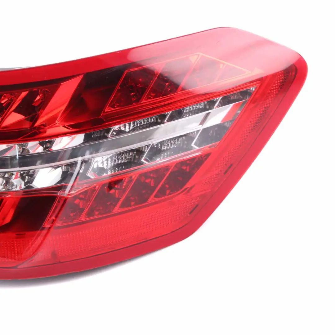 Piloto trasero Mercedes W212 Berli Luz trasera derecha Panel lateral para con número de pieza A2129066901 Piloto trasero Mercedes W212 Berli Luz trasera derecha Panel lateral - SKU A2129066901 - Número de pieza A2129066901