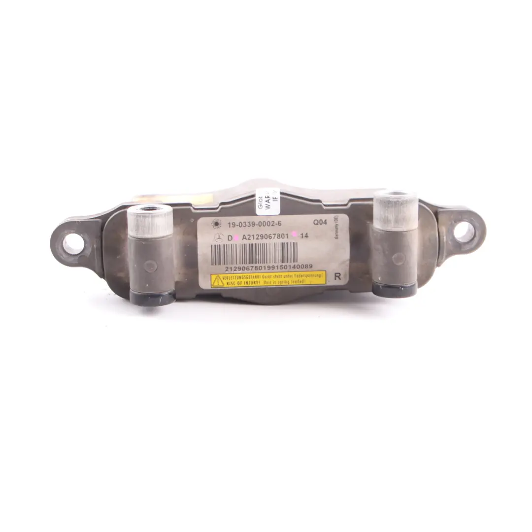 Motorhauben Aktuator Rechts Fußgängerschutz für Mercedes W212 mit Teilenummer A2129067801 Mercedes W212 Motorhauben Aktuator Rechts Fußgängerschutz - SKU A2129067801 - Teilenummer A2129067801