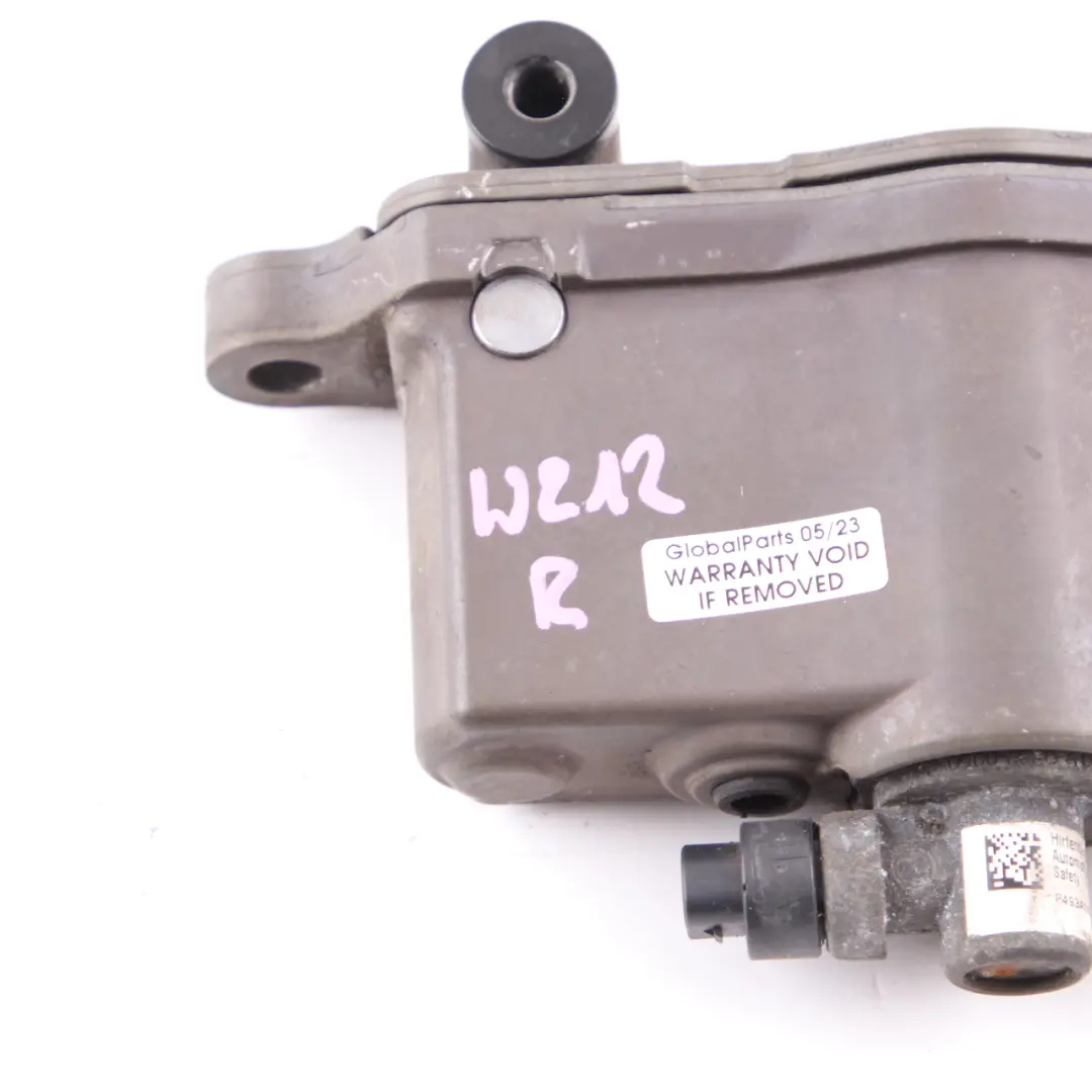 Attuatore Cofano Destro Protezione Pedoni per Mercedes W212 con numero di parte A2129067801 Mercedes W212 Attuatore Cofano Destro Protezione Pedoni - SKU A2129067801 - Numero di parte A2129067801