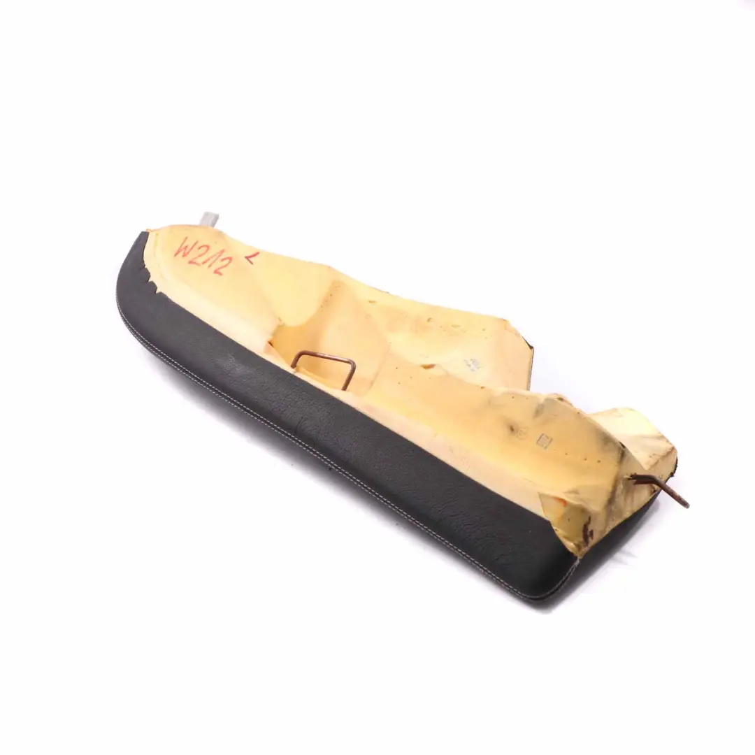 Pannello laterale Mercedes W212 Berlina Sedile posteriore sinistro Pelle nera per con numero di parte A2129209130 Pannello laterale Mercedes W212 Berlina Sedile posteriore sinistro Pelle nera - SKU A2129209130 - Numero di parte A2129209130