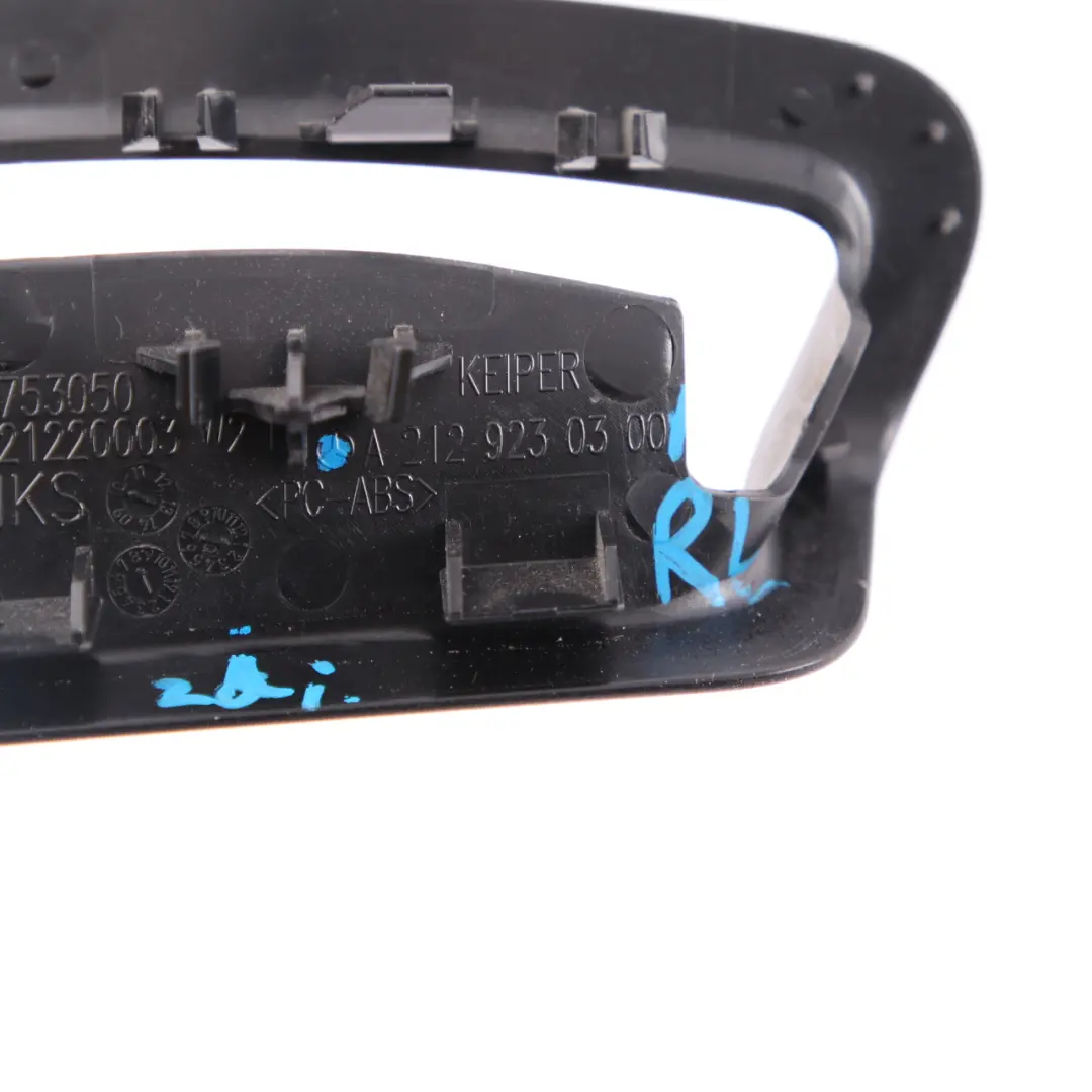 Mercedes W212 Trim Bloqueo asiento trasero izquierdo Marco Cubierta Negro - SKU A2129230300 - Número de pieza A2129230300