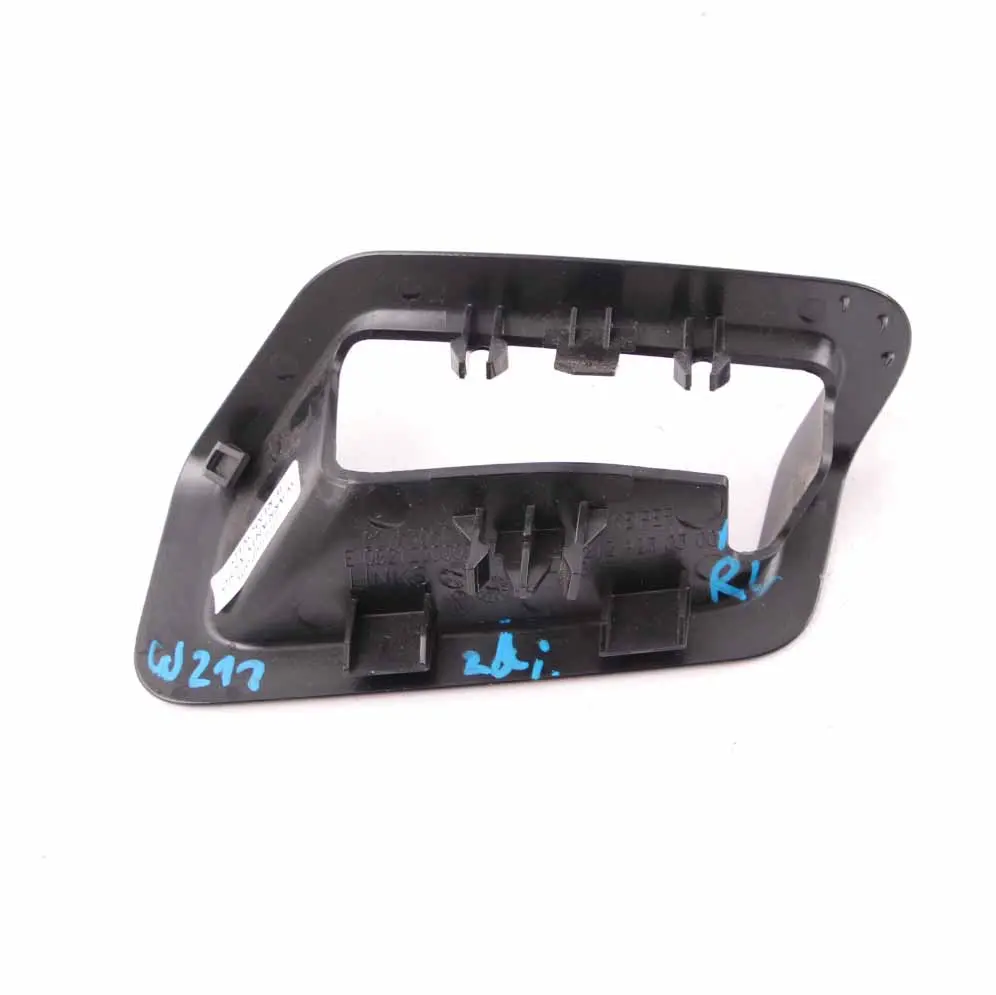 Trim Bloqueo asiento trasero izquierdo Marco Cubierta Negro para Mercedes W212 con número de pieza A2129230300 Mercedes W212 Trim Bloqueo asiento trasero izquierdo Marco Cubierta Negro - SKU A2129230300 - Número de pieza A2129230300