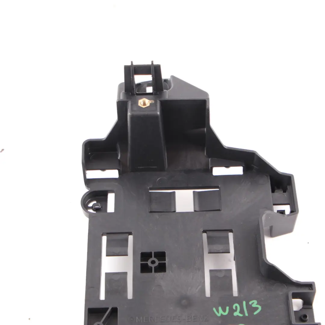 Uchwyt Modułu Jednostki Sterującej ECU do Mercedes W213 o numerze A2135451140 Mercedes W213 Uchwyt Modułu Jednostki Sterującej ECU - SKU A2135451140 - Numer Części A2135451140