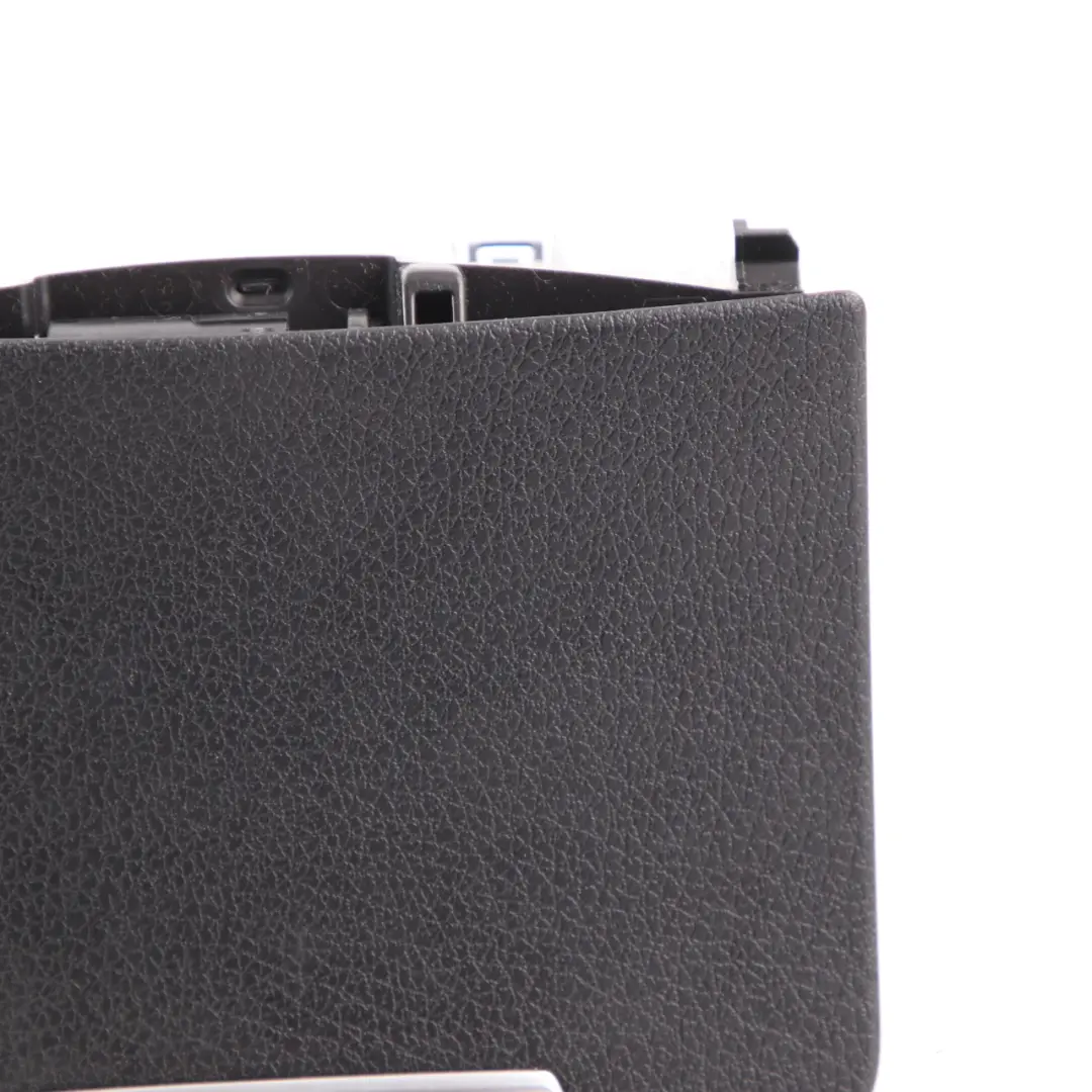 Cenicero Consola Central Inserto Trasero Enchufe para Mercedes W213 con número de pieza A2136805001 Mercedes W213 Cenicero Consola Central Inserto Trasero Enchufe - SKU A2136805001 - Número de pieza A2136805001