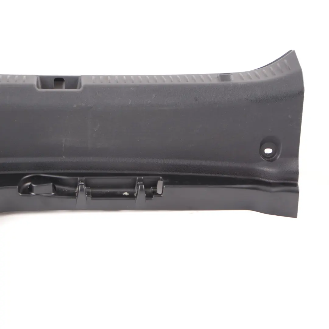 Panneau habillage couvercle fermeture du coffre Noir pour Mercedes W213 à propos du numéro de pièce A2136900041 Mercedes W213 Panneau habillage couvercle fermeture du coffre Noir - SKU A2136900041 - Numéro de pièce A2136900041