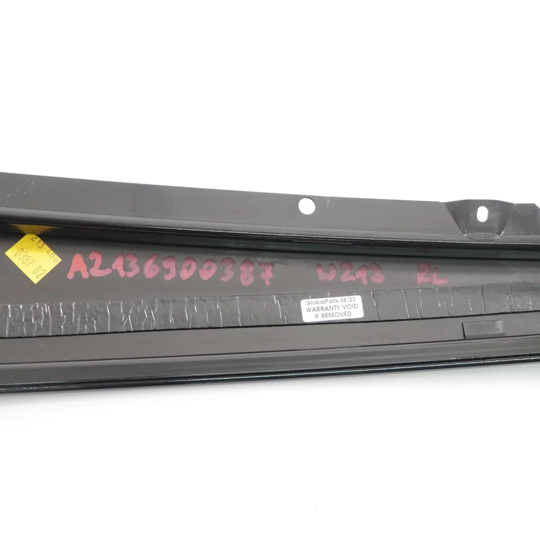 Cache montant de vitre arrière gauche brillant pour Mercedes W213 à propos du numéro de pièce A2136900387 Mercedes W213 Cache montant de vitre arrière gauche brillant - SKU A2136900387 - Numéro de pièce A2136900387