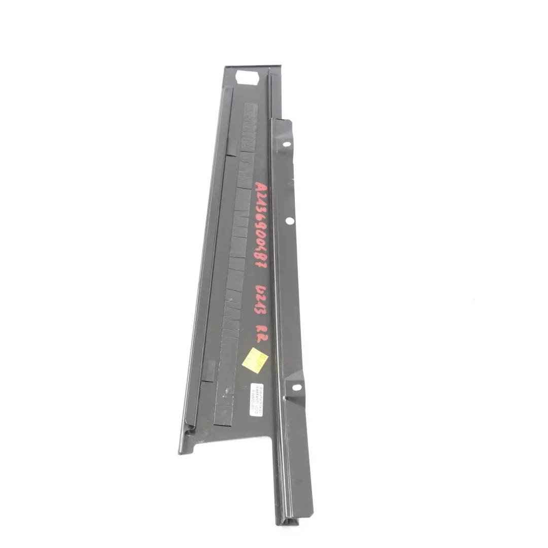 Osłona Słupek Drzwi Prawy Tył Czarny do Mercedes W213 o numerze A2136900487 Mercedes W213 Osłona Słupek Drzwi Prawy Tył Czarny - SKU A2136900487 - Numer Części A2136900487
