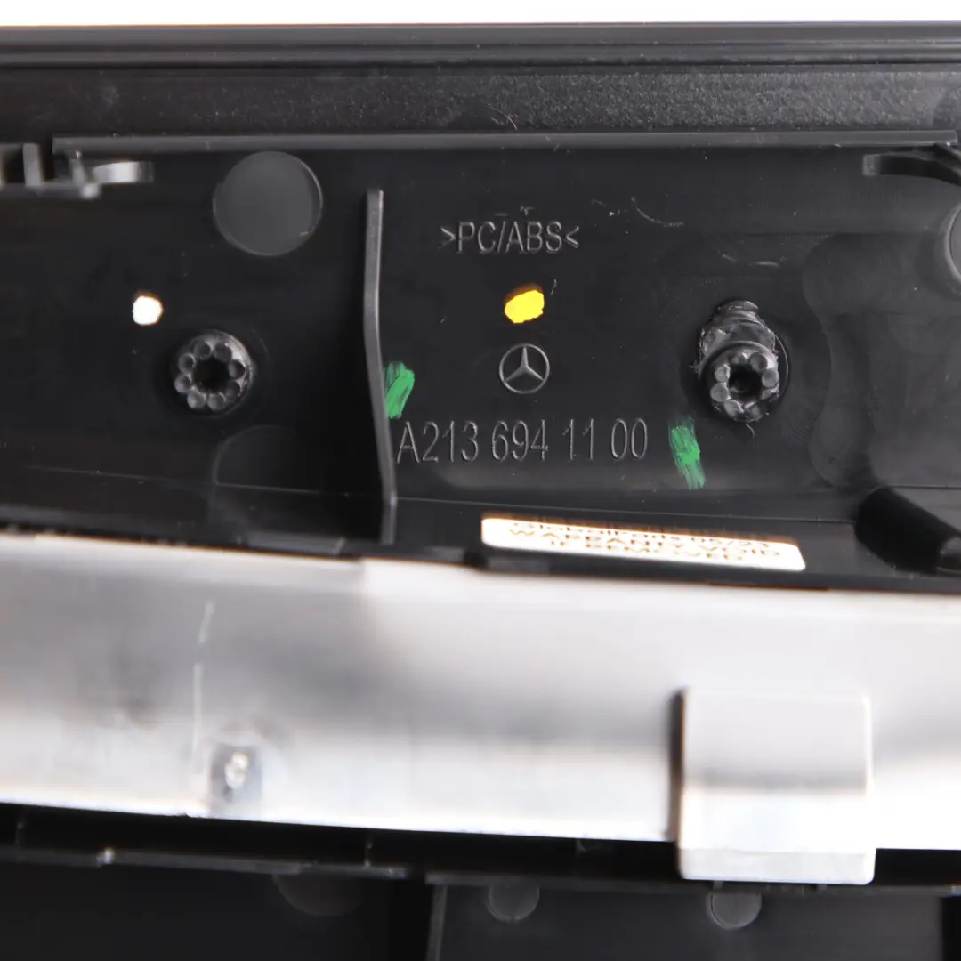Lampada di stop aggiuntiva terza luce freno posteriore per Mercedes W213 con numero di parte A2136941100 Mercedes W213 Lampada di stop aggiuntiva terza luce freno posteriore - SKU A2136941100 - Numero di parte A2136941100