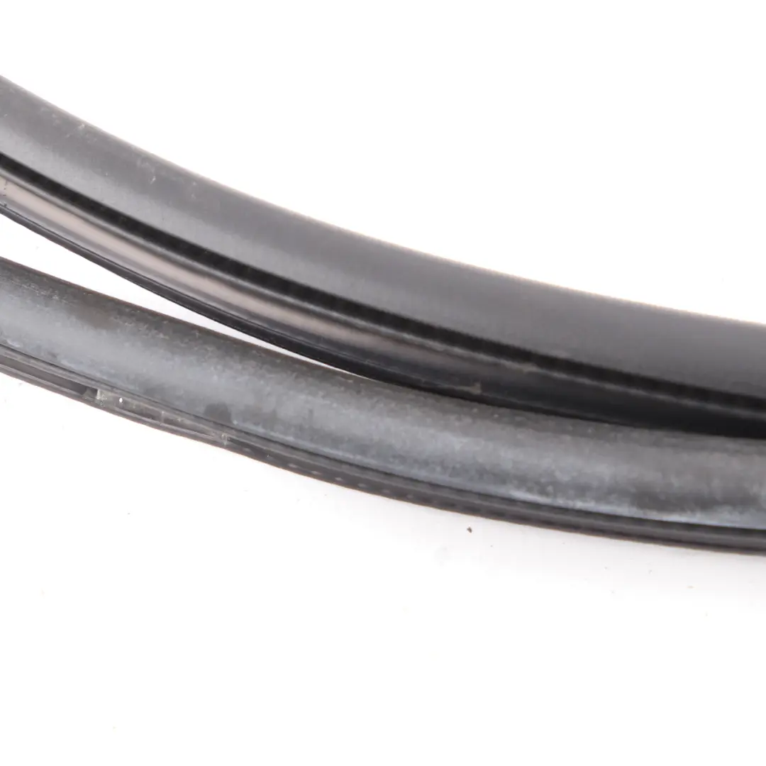 Mercedes W213 Protezione della guarnizione anteriore sinistra destra - SKU A2136970051 - Numero di parte A2136970051