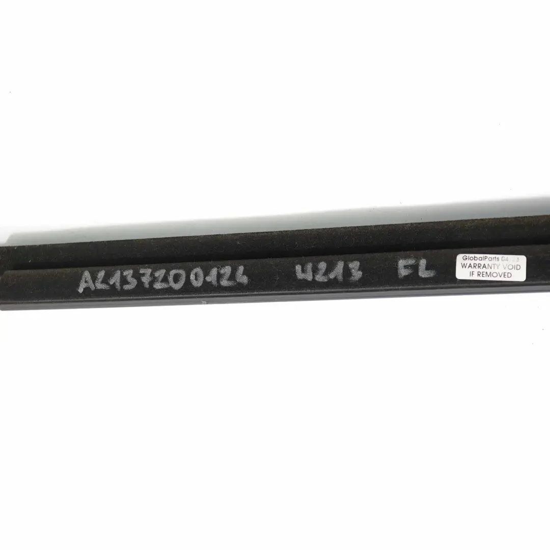 Striscia rivestimento finestrino anteriore sinistro per Mercedes W213 con numero di parte A2137200124 Mercedes W213 Striscia rivestimento finestrino anteriore sinistro - SKU A2137200124 - Numero di parte A2137200124