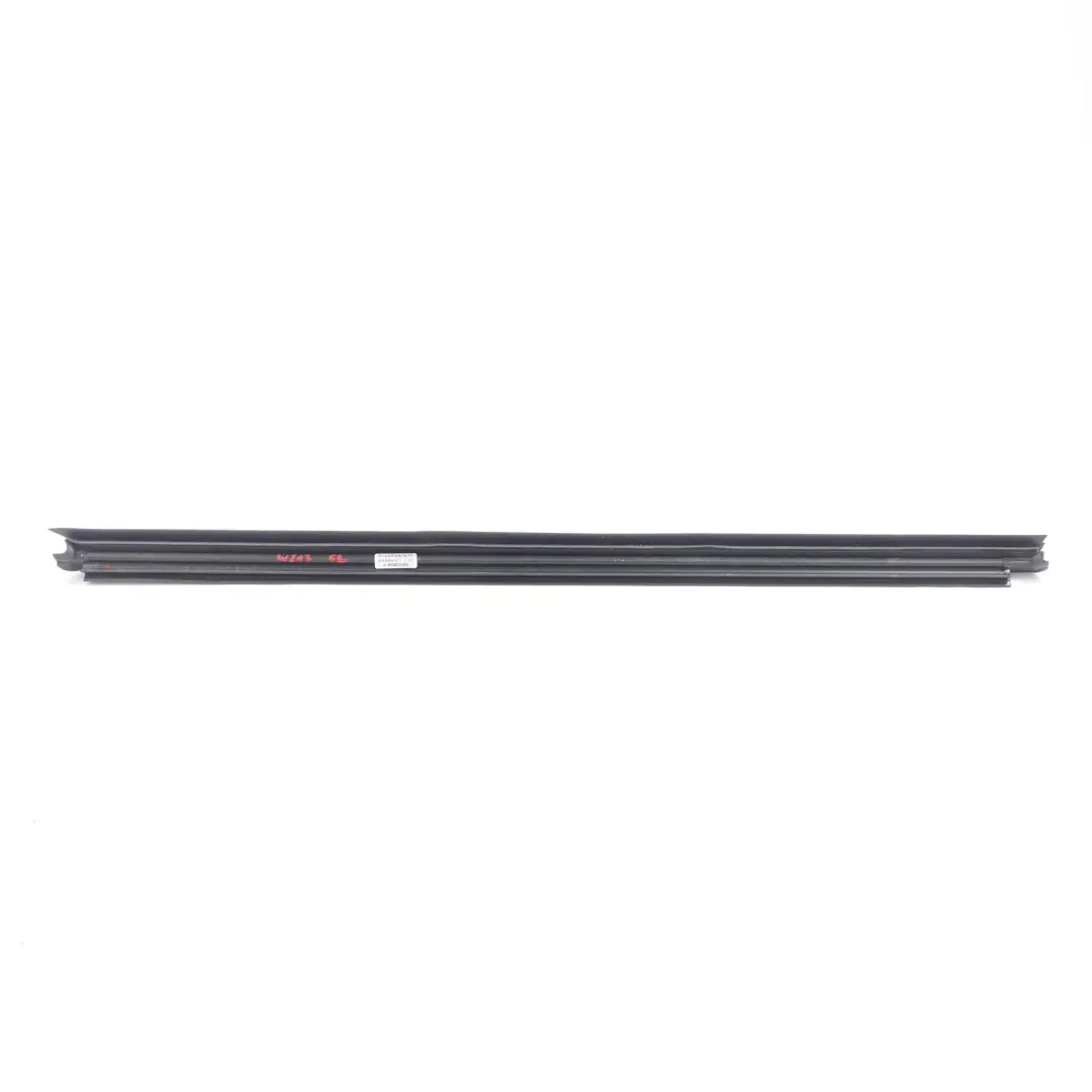 Mercedes W213 Uszczelka Szyby Drzwi Lewy Przód - SKU A2137250365 - Numer Części A2137250365
