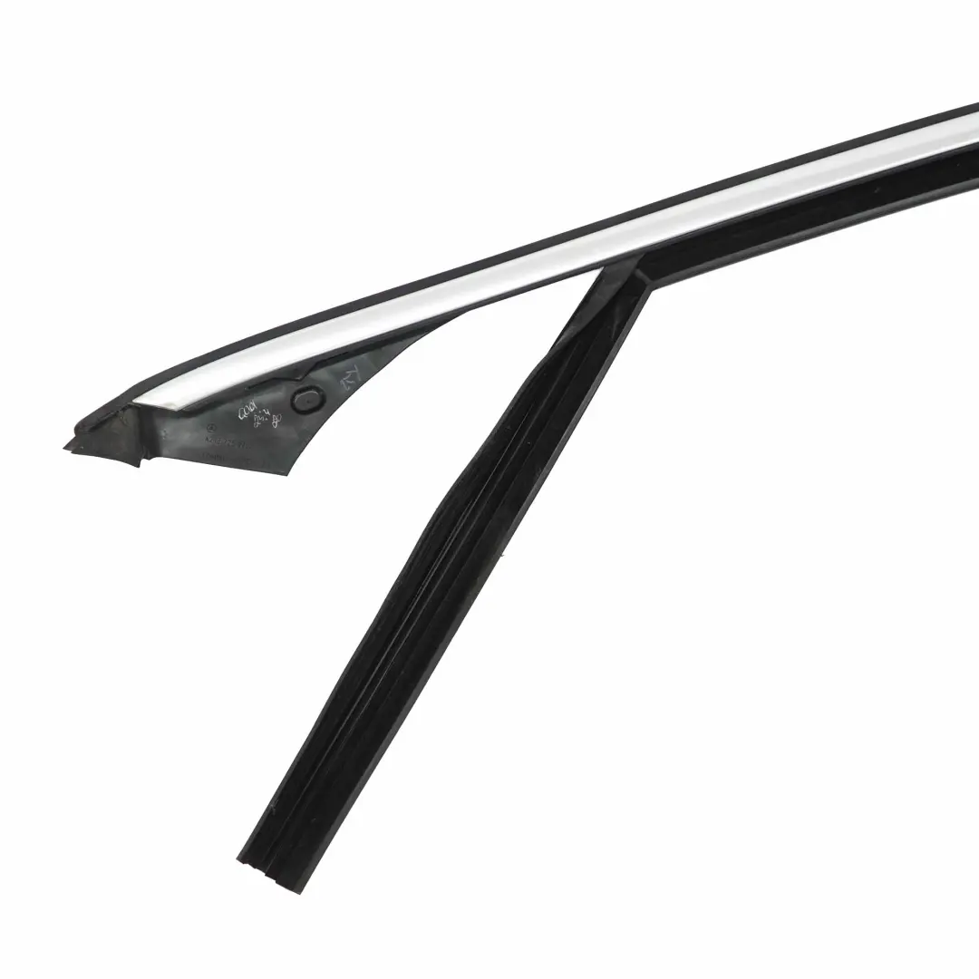 Mercedes W213 Puerta Sello Ventana Delantera Izquierda Guía Cromo - SKU A2137252700 - Número de pieza A2137252700