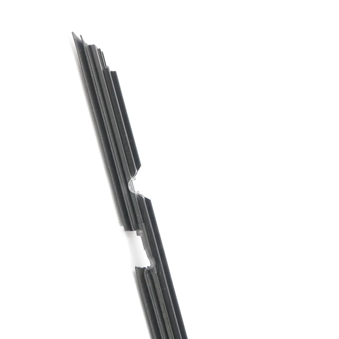 Guarnizione Finestra posteriore destra Porta Striscia per Mercedes W213 con numero di parte A2137350865 Mercedes W213 Guarnizione Finestra posteriore destra Porta Striscia - SKU A2137350865 - Numero di parte A2137350865