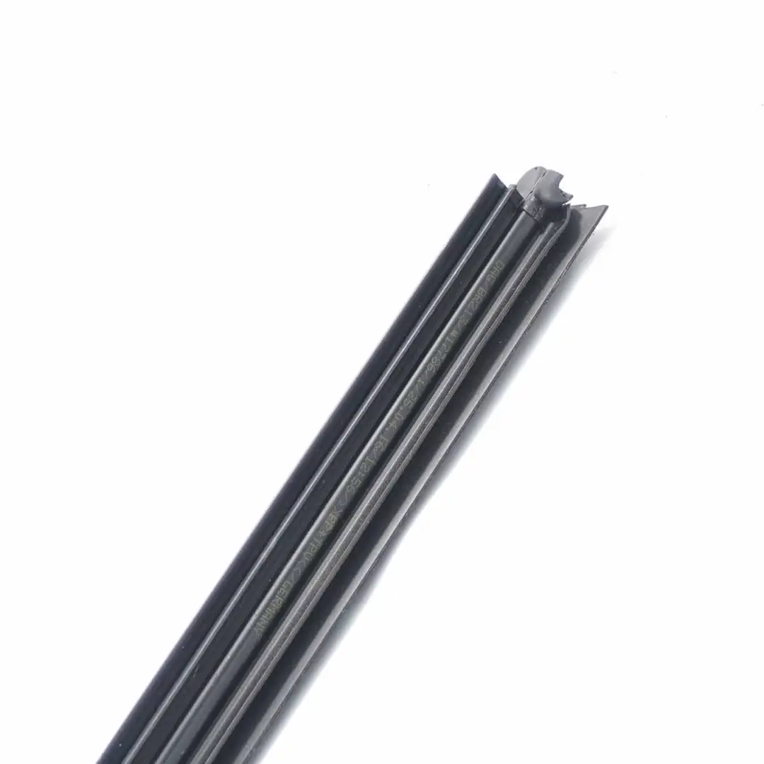 Joint de vitre arrière droite Joint de porte pour Mercedes W213 à propos du numéro de pièce A2137350865 Mercedes W213 Joint de vitre arrière droite Joint de porte - SKU A2137350865 - Numéro de pièce A2137350865