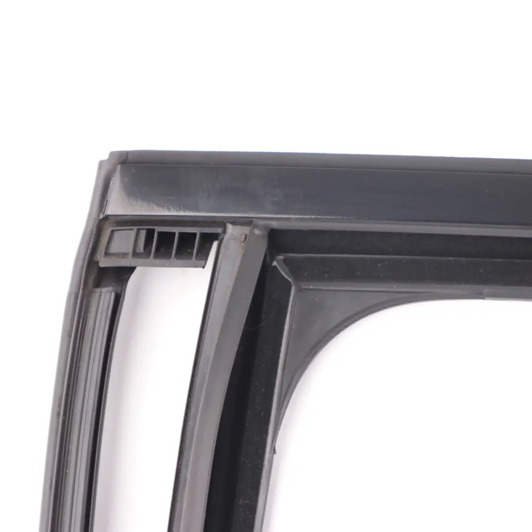 Guarnizione Finestrino Porta Posteriore Sinistra Nera per Mercedes W213 con numero di parte A2137357300 Mercedes W213 Guarnizione Finestrino Porta Posteriore Sinistra Nera - SKU A2137357300-1 - Numero di parte A2137357300