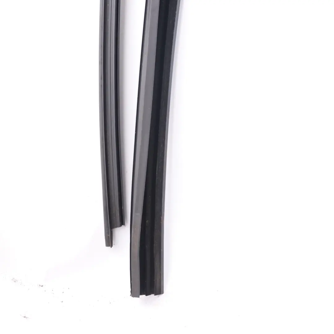 Guarnizione Finestrino Porta Posteriore Sinistra Nera per Mercedes W213 con numero di parte A2137357300 Mercedes W213 Guarnizione Finestrino Porta Posteriore Sinistra Nera - SKU A2137357300-1 - Numero di parte A2137357300