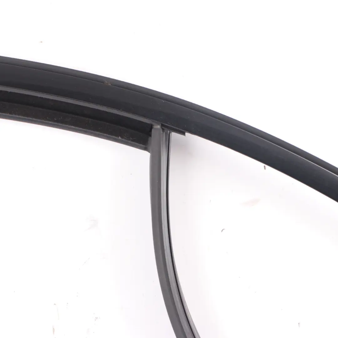Mercedes W213 Guarnizione Finestrino Porta Posteriore Sinistra Nera - SKU A2137357300-1 - Numero di parte A2137357300