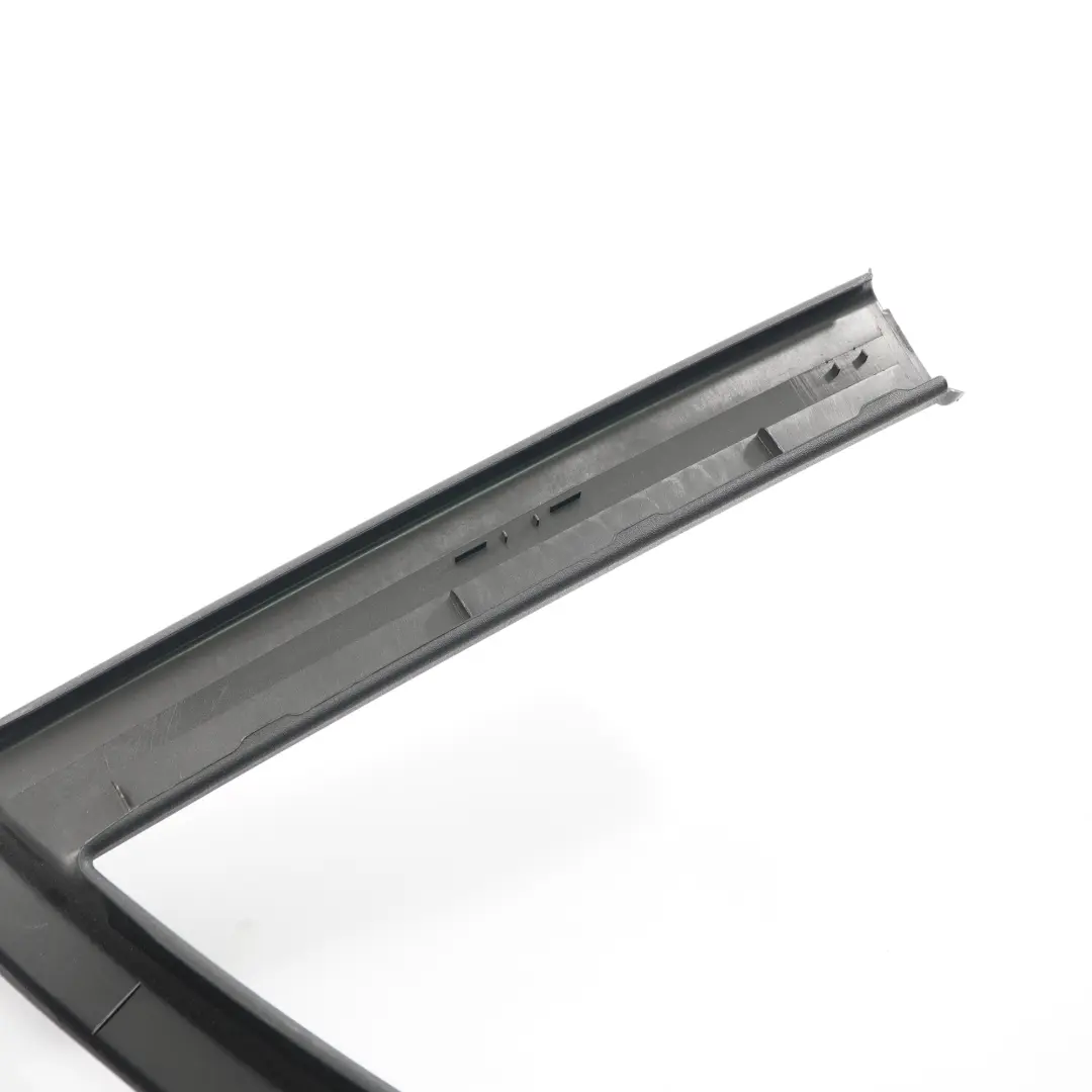 Telaio finestrino Rivestimento porta posteriore destra per Mercedes W213 con numero di parte A2137370200 Mercedes W213 Telaio finestrino Rivestimento porta posteriore destra - SKU A2137370200 - Numero di parte A2137370200