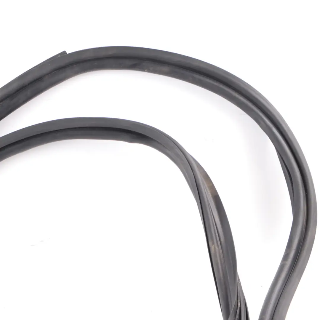 Uszczelka Klapy Pokrywy Bagażnika Tył A2137500098 do Mercedes W213 o numerze A2137508000 Mercedes W213 Uszczelka Klapy Pokrywy Bagażnika Tył A2137500098 - SKU A2137508000 - Numer Części A2137508000